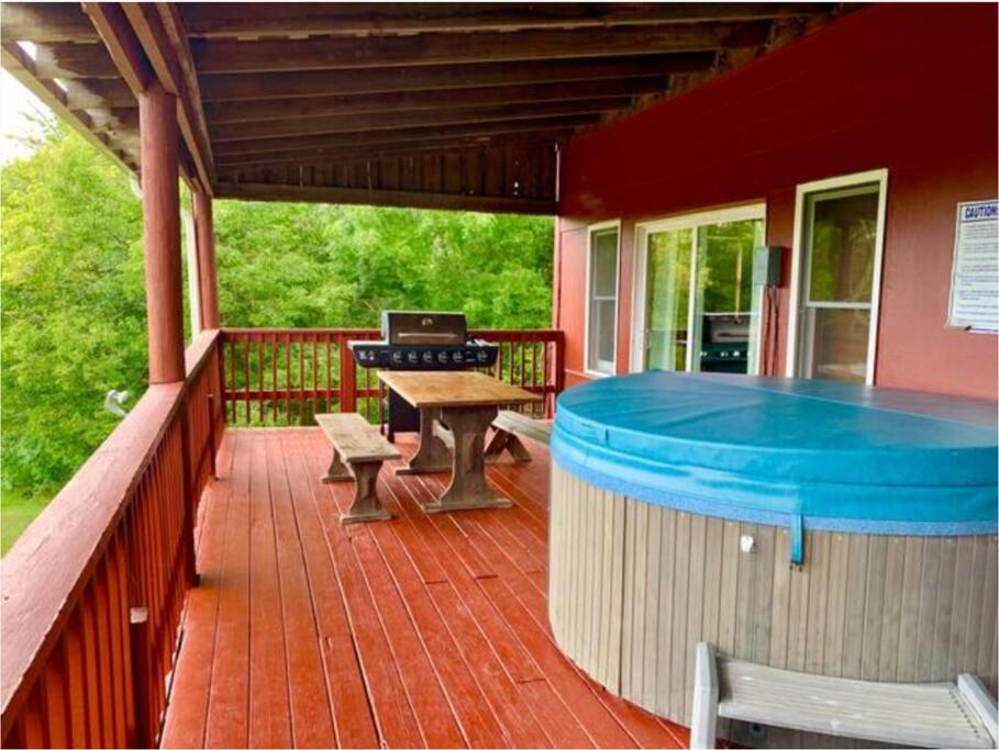 The Barn At Evermore: Riverfront Retreat W/Hot Tub 루레이 외부 사진