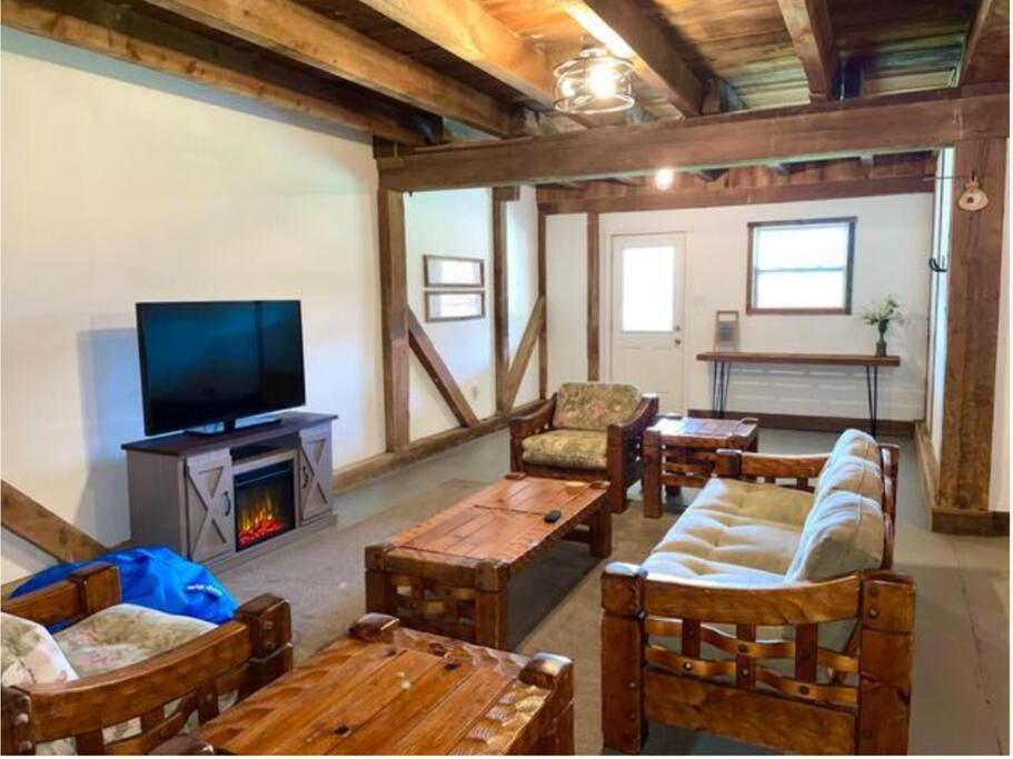 The Barn At Evermore: Riverfront Retreat W/Hot Tub 루레이 외부 사진