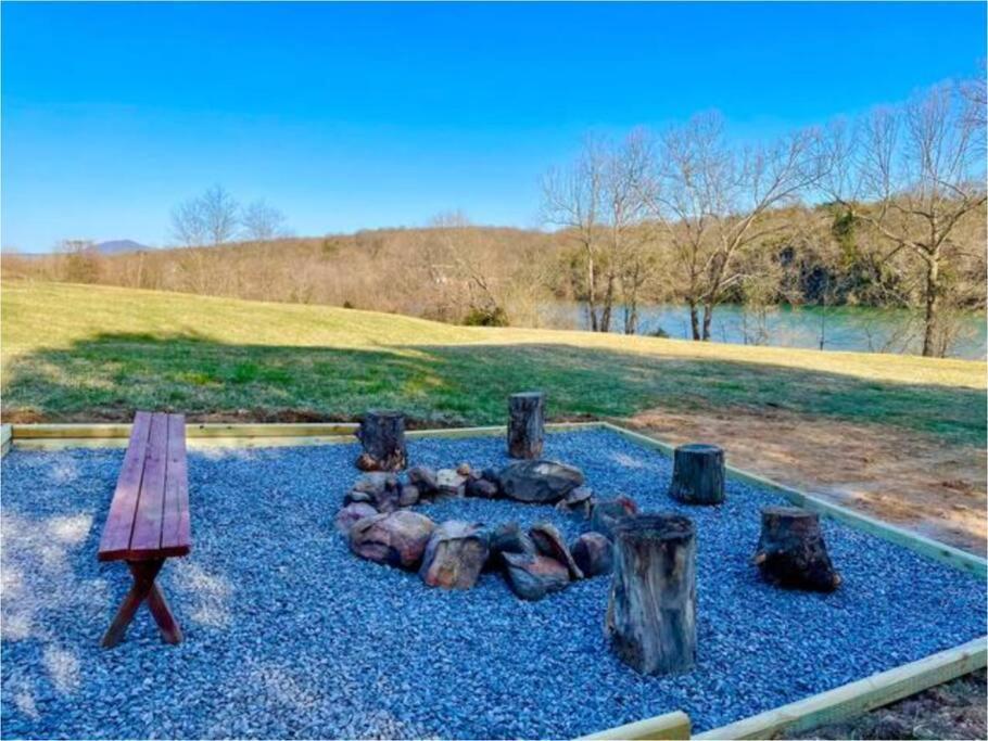 The Barn At Evermore: Riverfront Retreat W/Hot Tub 루레이 외부 사진